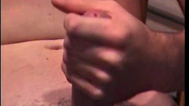 Подглядываем, как красавец с большим членом дрочит в одиночку и явно не скучает, шутя о своей ориентации