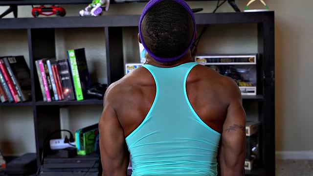 чёрный йог получает римминг и трахается без резинки со спортивным парнем