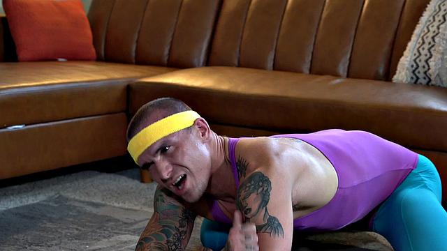 чёрный йог получает римминг и трахается без резинки со спортивным парнем