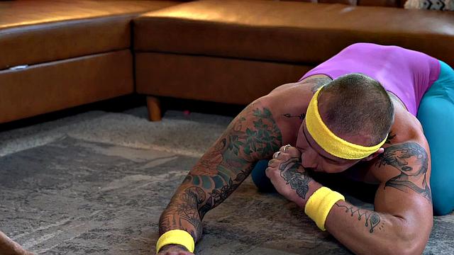 чёрный йог получает римминг и трахается без резинки со спортивным парнем