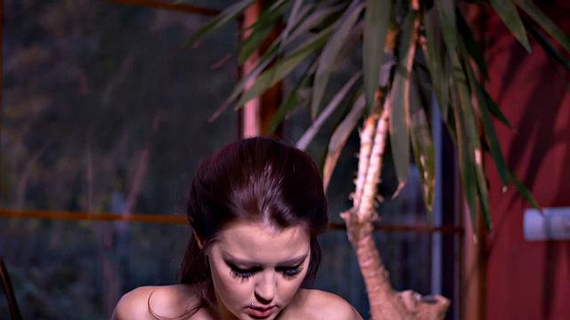 стройная брюнетка в коже трахается дилдо и сует пальцы в жопу