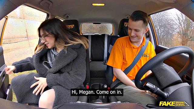 Смотри, как Megan Love сосёт и скачет на члене в машине для взрослого удовольствия.