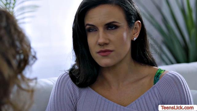 Мачеха и падчерица лижут друг другу киски в 69 на диване.