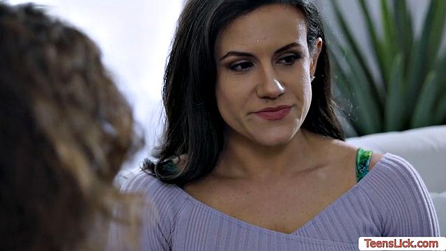 Мачеха и падчерица лижут друг другу киски в 69 на диване.