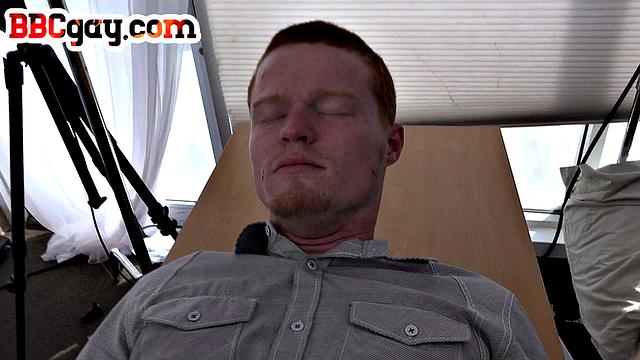 Атлетичный качок с большим чёрным членом трахается раком
