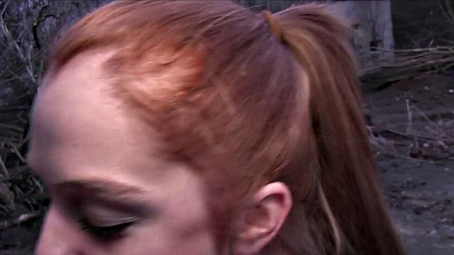 рыжая с натуральной грудью трахается в машине за рабочую фантазию
