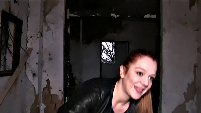 рыжая с натуральной грудью трахается в машине за рабочую фантазию