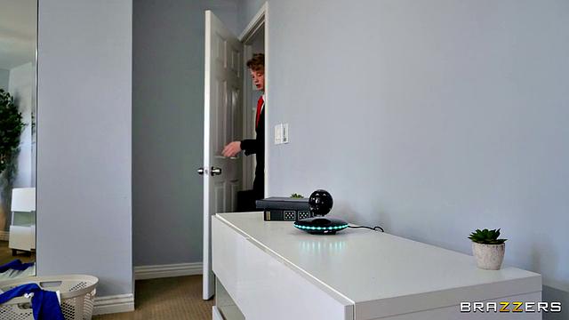 Ласковая искусственная ассистентка Summer Hart оживает и трахает хозяина по полной программе, пока он не кончает на её натуральные сиськи.