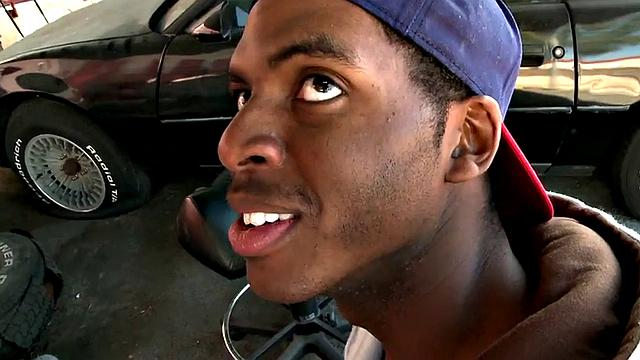 чёрный качок трахается с белым парнем на улице pov