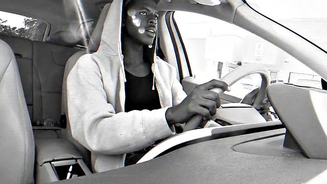 чёрный качок трахается с белым парнем на улице pov