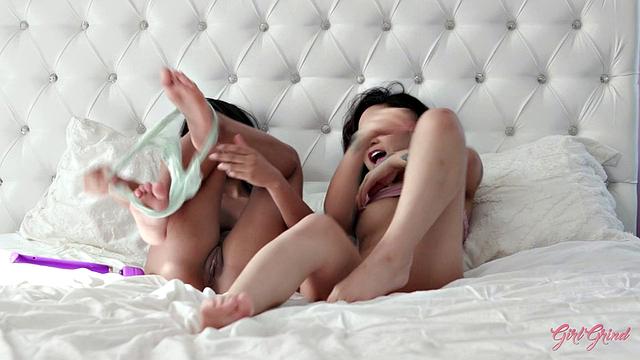 Пока пицца едет, Honey Gold застукала Nia Nacci за мастурбацией и присоединилась к веселью - уж точно не до еды сейчас.