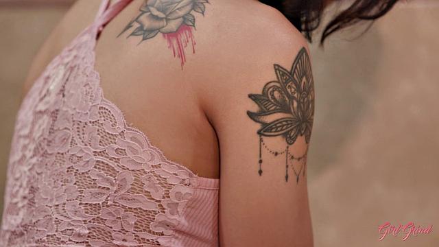 Sexy roommates Honey Gold and Nia Nacci wait for their pizza