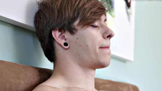 Athletic tattoo newbie wanking on bed for jizzshot