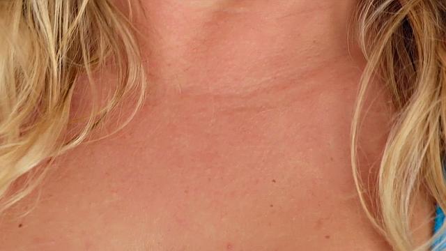 дакота раздевается после тренировки и дрочит на диване