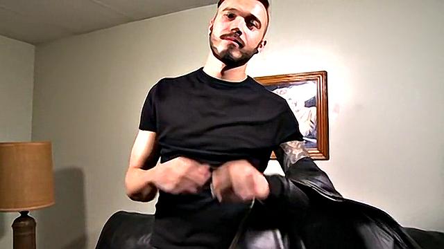 Кристофер Майер хвастается своим горячим необрезанным русским хуем