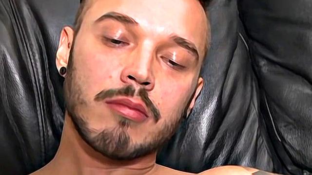 Кристофер Майер хвастается своим горячим необрезанным русским хуем