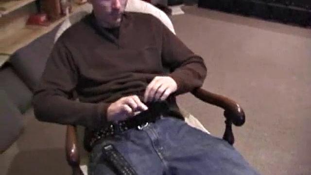 Мужик жестко дрочит и заливает все спермой на камеру