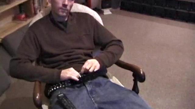 Мужик жестко дрочит и заливает все спермой на камеру