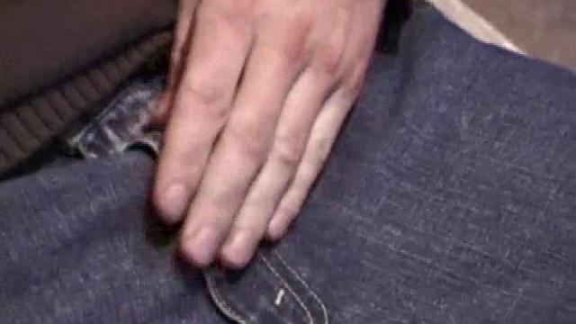 Мужик жестко дрочит и заливает все спермой на камеру