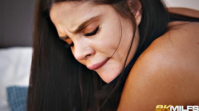 Миа Трейси раздвигает ноги и дрочит киску, пока Майкл Флай жестко ее трахает во все позиции.