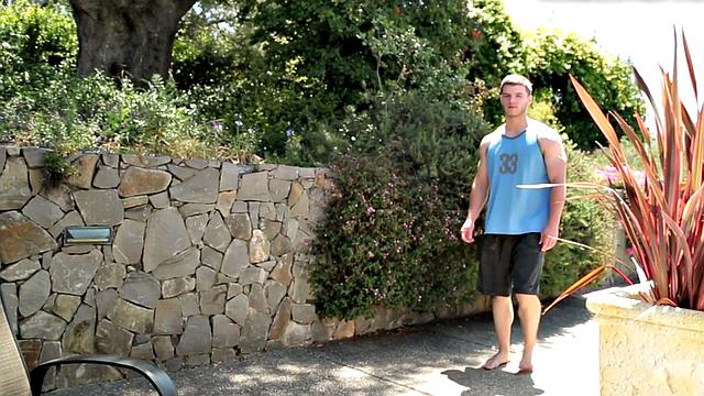 Hunky gym amateur stroking shaft during solo