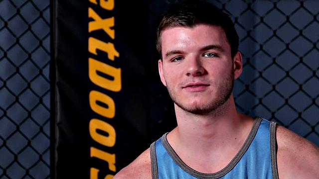 Hunky gym amateur stroking shaft during solo