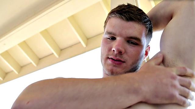 Hunky gym amateur stroking shaft during solo