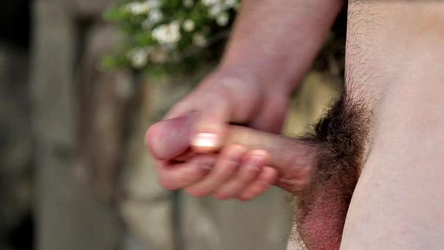 Hunky gym amateur stroking shaft during solo