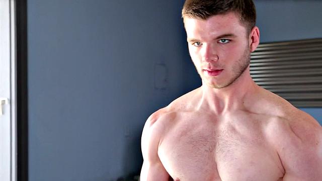 Hunky gym amateur stroking shaft during solo