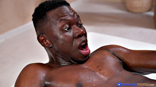 накачанная брюнетка скачет на члене и ловит горячий фейсит