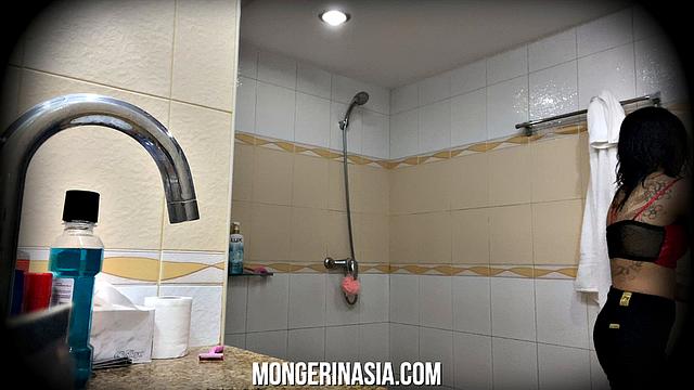 азиатская татуированная шлюха в каблуках ловит густую сперму на кровати