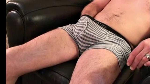 mike дрочит и мощно кончает