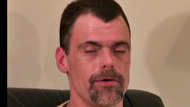 mike дрочит и мощно кончает