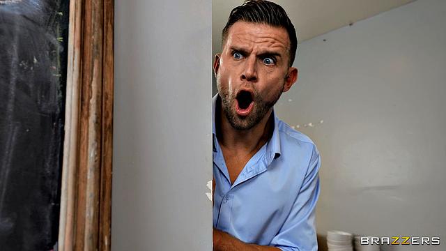 две официантки делят клиента на кухне