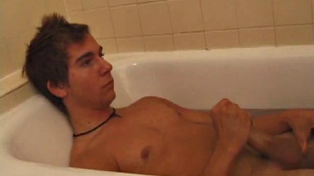 Брок доводит себя до предела и заливает руку спермой