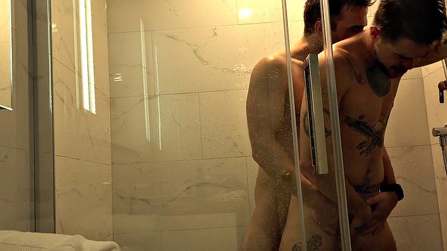 ftm красавчик зажигает под душем - ванная в шоке