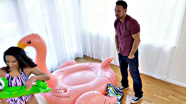 она прыгает на член и берет его глубоко у себя дома