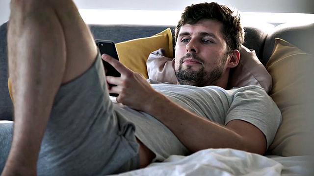 Feetbabe gets cum on feet after bang in the bed