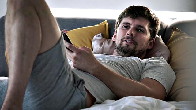 Feetbabe gets cum on feet after bang in the bed