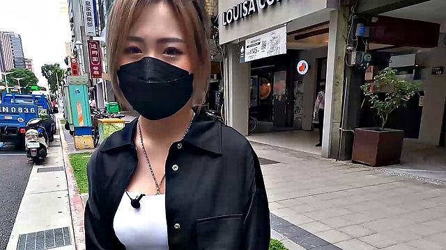 Lin Siyu and friend go for a ride to a hotel where they have sex
