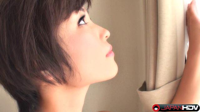 азиатка с короткими волосами устраивает шоу под юбкой, но не для скромных