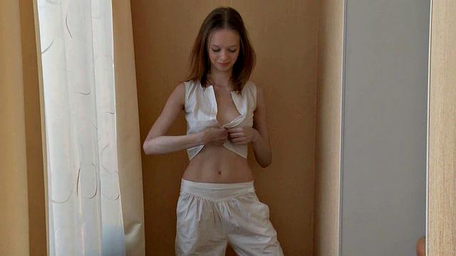 елиз раздвинула дырочки и мечтает чтобы в неё вонзили по полной