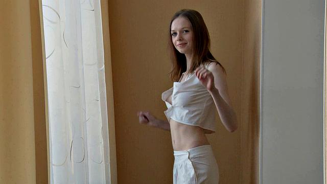 елиз раздвинула дырочки и мечтает чтобы в неё вонзили по полной