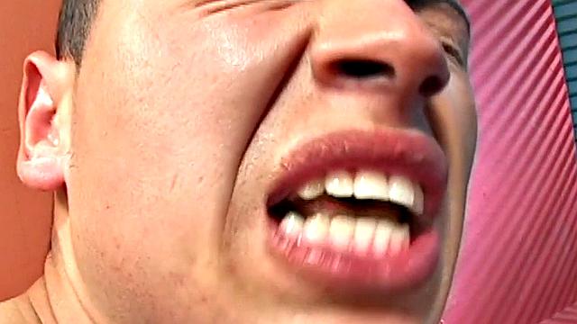 Латино твинг меняется спермой и ловит в мокрую попку с юмором