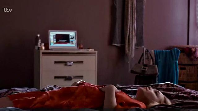 Анна Фрил раздевается медленно, соблазняя каждым движением