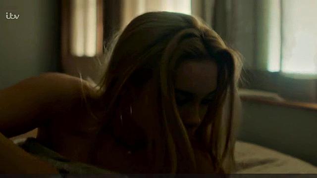 Anna Friel Striptease