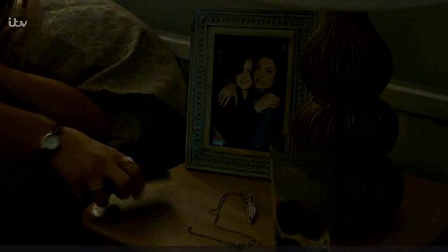 Anna Friel Striptease