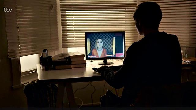 Anna Friel Striptease