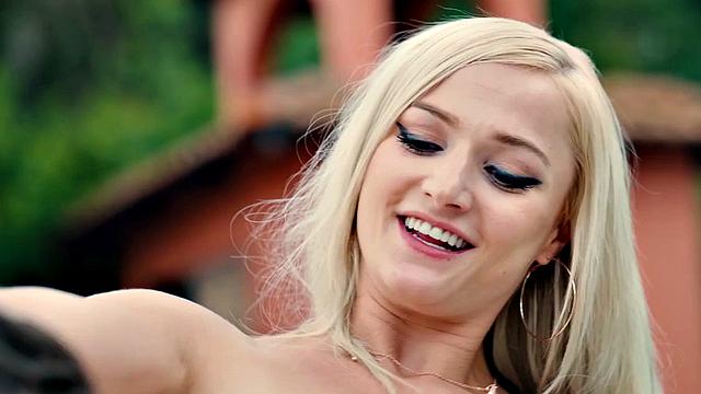 блондинка в очках трахается на улице и страстно целуется