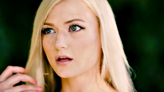 блондинка в очках трахается на улице и страстно целуется